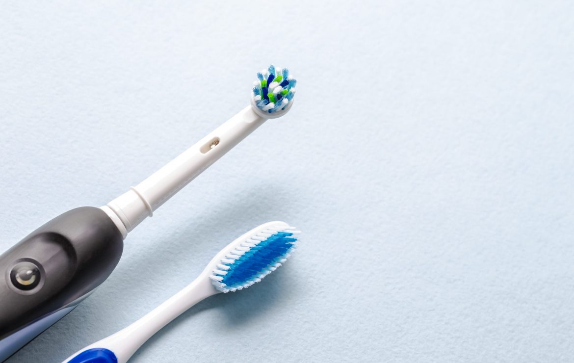 ¿Qué es mejor usar un cepillo dental manual o eléctrico?